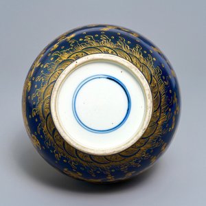 A Chinese powder blue and gilt 'dragon' vase, ca. 1900 — 照片 5