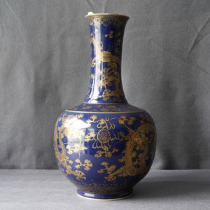 A Chinese powder blue and gilt 'dragon' vase, ca. 1900 — 照片 7