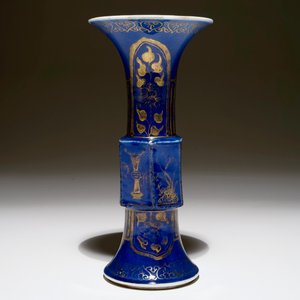 A Chinese powder blue and gilt gu vase, Kangxi — 照片 3