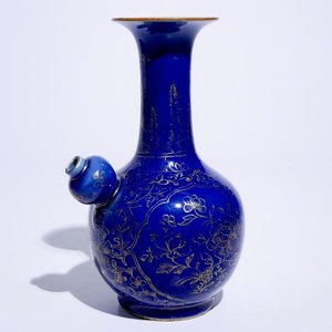 A Chinese powder blue and gilt kendi with floral design, Kangxi — 照片 1