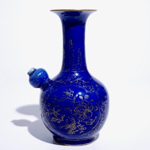 A Chinese powder blue and gilt kendi with floral design, Kangxi — 照片 2