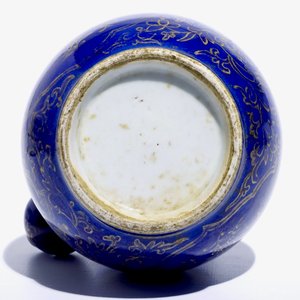 A Chinese powder blue and gilt kendi with floral design, Kangxi — 照片 7