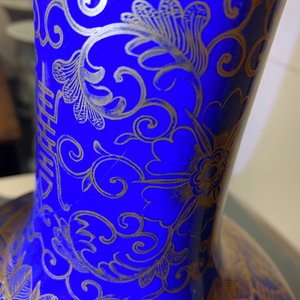 A Chinese powder blue and gilt 'lotus scroll' bottle vase, Kangxi mark, 19/20th C. — 照片 7