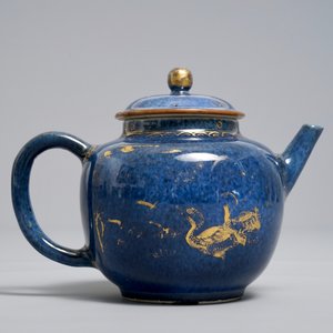 A Chinese powder blue and gilt teapot and cover, Kangxi — 照片 2