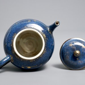 A Chinese powder blue and gilt teapot and cover, Kangxi — 照片 6