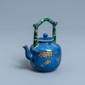 A Chinese powder blue and gilt teapot with verte biscuit handle, Kangxi — 照片 1