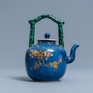 A Chinese powder blue and gilt teapot with verte biscuit handle, Kangxi — 照片 4