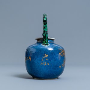 A Chinese powder blue and gilt teapot with verte biscuit handle, Kangxi — 照片 5
