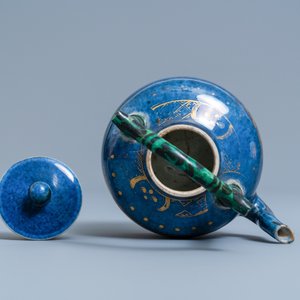 A Chinese powder blue and gilt teapot with verte biscuit handle, Kangxi — 照片 6