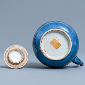 A Chinese powder blue and gilt teapot with verte biscuit handle, Kangxi — 照片 7