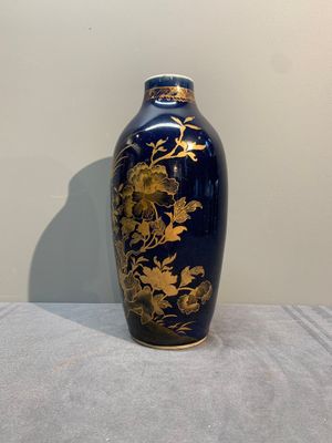 A Chinese powder blue and gilt vase with a pheasant among flowering branches, Qianlong — photo 2