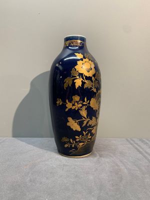 A Chinese powder blue and gilt vase with a pheasant among flowering branches, Qianlong — photo 4