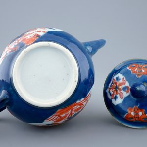 A Chinese powder blue and iron red decorated teapot and cover, Kangxi — 照片 3