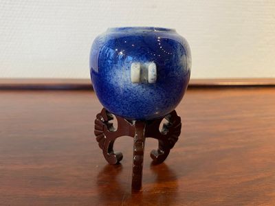 A Chinese powder-blue-glazed bird feeder with a dragon, 19th C. — photo 3