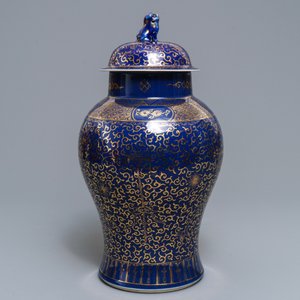 A Chinese powder blue-ground and gilt vase and cover, Kangxi mark, 19/20th C. — photo 2