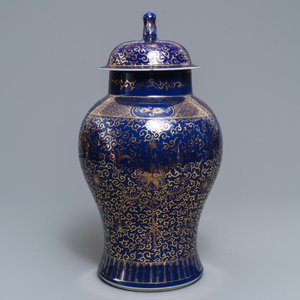 A Chinese powder blue-ground and gilt vase and cover, Kangxi mark, 19/20th C. — photo 3