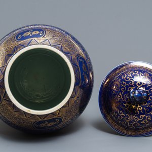 A Chinese powder blue-ground and gilt vase and cover, Kangxi mark, 19/20th C. — photo 5