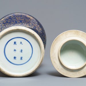 A Chinese powder blue-ground and gilt vase and cover, Kangxi mark, 19/20th C. — photo 6
