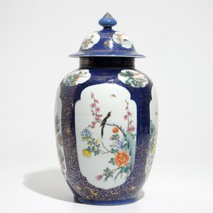 A Chinese powder blue-ground famille rose covered jar, Republic, 20th C. — 照片 4