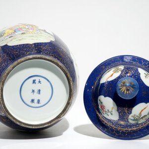 A Chinese powder blue-ground famille rose covered jar, Republic, 20th C. — 照片 6