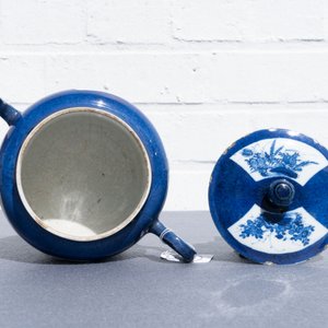A Chinese powder blue-ground teapot and cover, Kangxi — photo 10