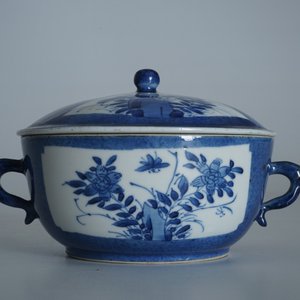 A Chinese powder blue two-handled bowl and cover, Kangxi — photo 8