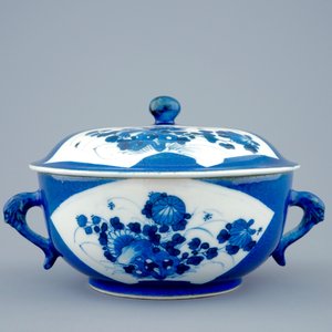 A Chinese powder blue two-handled bowl and cover, Kangxi — 照片 4