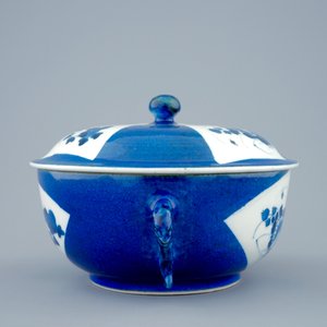 A Chinese powder blue two-handled bowl and cover, Kangxi — 照片 5