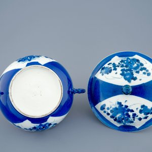 A Chinese powder blue two-handled bowl and cover, Kangxi — 照片 7