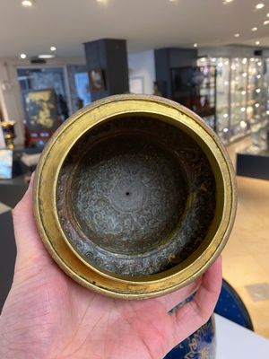 A Chinese powder-blue vase with gilt lotus scrolls and a matching gilt cover, Kangxi — 照片 5
