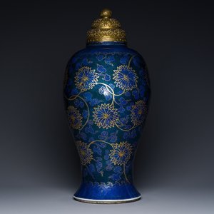 A Chinese powder-blue vase with gilt lotus scrolls and a matching gilt cover, Kangxi — 照片 1