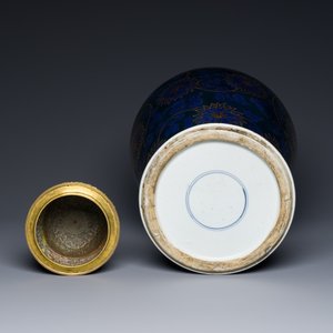 A Chinese powder-blue vase with gilt lotus scrolls and a matching gilt cover, Kangxi — 照片 7
