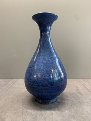 A Chinese powder blue 'yuhuchunping' vase, Ming — photo 2