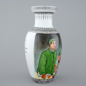 A Chinese PRC Cultural Revolution subject porcelain vase, 20th C. — photo 3