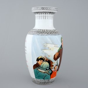 A Chinese PRC Cultural Revolution subject porcelain vase, 20th C. — photo 3