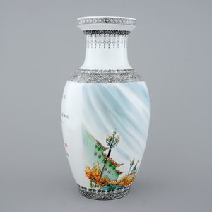 A Chinese PRC Cultural Revolution subject porcelain vase, 20th C. — photo 3