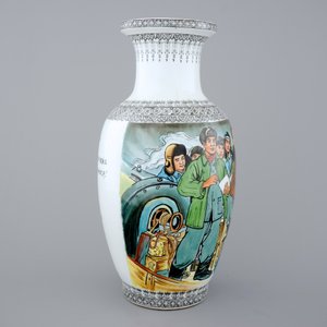 A Chinese PRC Cultural Revolution subject porcelain vase, 20th C. — photo 3