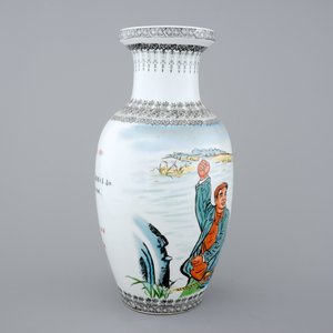 A Chinese PRC Cultural Revolution subject porcelain vase, 20th C. — foto 3