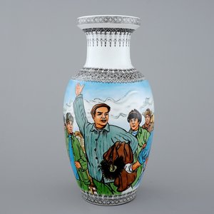 A Chinese PRC Cultural Revolution subject porcelain vase, 20th C. — photo 1