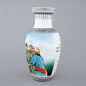 A Chinese PRC Cultural Revolution subject porcelain vase, 20th C. — photo 4