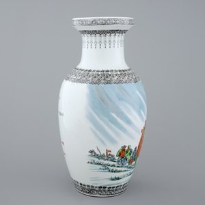 A Chinese PRC Cultural Revolution subject porcelain vase, 20th C. — photo 3