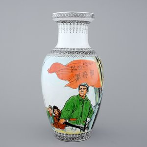 A Chinese PRC Cultural Revolution subject porcelain vase, 20th C. — foto 1