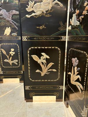 A Chinese precious-stone-inset gilt-lacquered four-panel 'Ba Jun Tu 八骏图' folding screen, 20th C. — foto 11