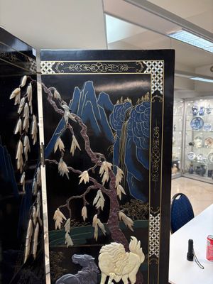 A Chinese precious-stone-inset gilt-lacquered four-panel 'Ba Jun Tu 八骏图' folding screen, 20th C. — foto 12