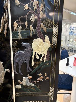 A Chinese precious-stone-inset gilt-lacquered four-panel 'Ba Jun Tu 八骏图' folding screen, 20th C. — foto 13