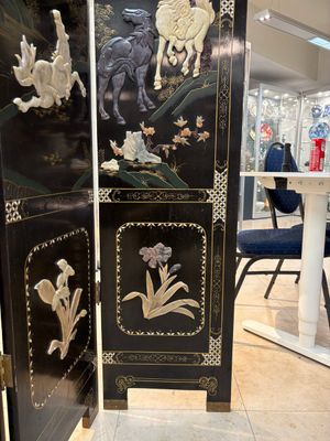 A Chinese precious-stone-inset gilt-lacquered four-panel 'Ba Jun Tu 八骏图' folding screen, 20th C. — foto 14