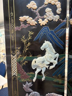 A Chinese precious-stone-inset gilt-lacquered four-panel 'Ba Jun Tu 八骏图' folding screen, 20th C. — foto 3
