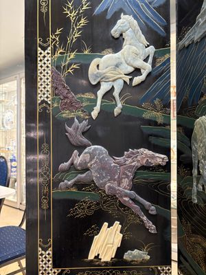 A Chinese precious-stone-inset gilt-lacquered four-panel 'Ba Jun Tu 八骏图' folding screen, 20th C. — foto 4