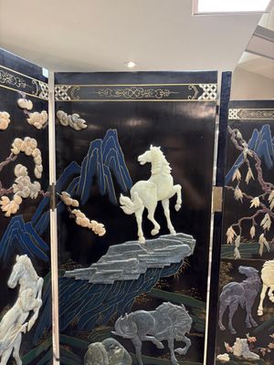 A Chinese precious-stone-inset gilt-lacquered four-panel 'Ba Jun Tu 八骏图' folding screen, 20th C. — foto 6
