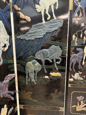 A Chinese precious-stone-inset gilt-lacquered four-panel 'Ba Jun Tu 八骏图' folding screen, 20th C. — foto 7
